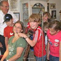 Die Frau Lehrerin wird in der Museums-Praxis behandelt! | © Triestingtaler Heimat und Regionalmuseum Weissenbach, Foto: PeterS Dentistenpraxis Kurt Mühmler