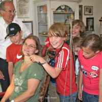 Die Frau Lehrerin wird in der Museums-Praxis behandelt!   | © Triestingtaler Heimat und Regionalmuseum Weissenbach, Foto: PeterS Dentistenpraxis Kurt Mühmler