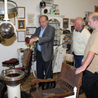 Dir. Stiawa zeigt den Besuchern die ca 100 Jahre alte Dentistenpraxis | © Triestingtaler Heimat und Regionalmuseum Weissenbach, Foto: PeterS Dentistenpraxis Kurt Mühmler
