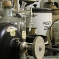 Exponate aus einer Dentistenpraxis um die Jahrhundertwende  | © Triestingtaler Heimat und Regionalmuseum Weissenbach, Foto: PeterS Dentistenpraxis Kurt Mühmler