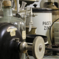 Exponate aus einer Dentistenpraxis um die Jahrhundertwende | © Triestingtaler Heimat und Regionalmuseum Weissenbach, Foto: PeterS Dentistenpraxis Kurt Mühmler