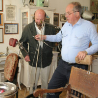 Dir. Stiawa zeigt den Besuchern die ca 100 Jahre alte Dentistenpraxis | © Triestingtaler Heimat und Regionalmuseum Weissenbach, Foto: PeterS Dentistenpraxis Kurt Mühmler