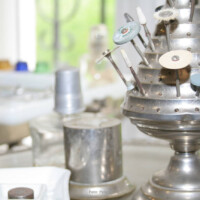 Exponate aus einer Dentistenpraxis um die Jahrhundertwende | © Triestingtaler Heimat und Regionalmuseum Weissenbach, Foto: PeterS Dentistenpraxis Kurt Mühmler