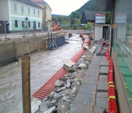 Baustelle Hochwasserschutz in Weissenbach, am Tag nach dem Mai-Hochwasser 2014. | Foto: PeterS Hochwasser 2014 Weissenbach
