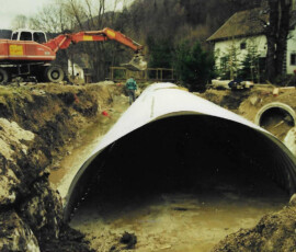 Furth 2003: Bau der neuen Durchlässe, welche mehr Wasser ungehindert passieren lassen soll. Rechts der alte Querschnitt. | Foto: PeterS Nach dem Hochwasser Furth 2002