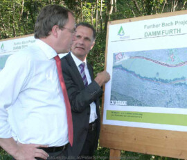 Experten und Politiker bei der Vorstellung im Jahr 2012 der beiden Dämme in Furth: Dipl.Ing. Heinrich Grünwald und LR Dr. Stephan Pernkopf | Foto: PeterS Infotafeln Hochwasser Schutzbauten Furth