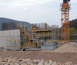 Das Auslaufbauwerk des Rückhaltebeckens Fahrafeld - Pottenstein im Mai 2021 | Foto: PeterS Rückhaltebecken Fahrafeld-Pottenstein