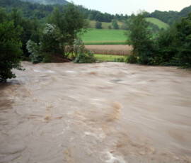 Hier kann man die Fließgeschwindigkeit und Kraft des Wassers erkennen! (Altenmarkt - Sulzbach August 2014) | Foto: PeterS Altenmarkt - Sulzbach Hochwasser 3.8.2014