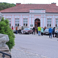 Der "Jaguar Daimler Owners Sports and Touring Car Club" zu Gast im Museum (Mai 2026) | © Triestingtaler Heimat und Regionalmuseum Weissenbach, Foto: PeterS JDOST Besuch 2026